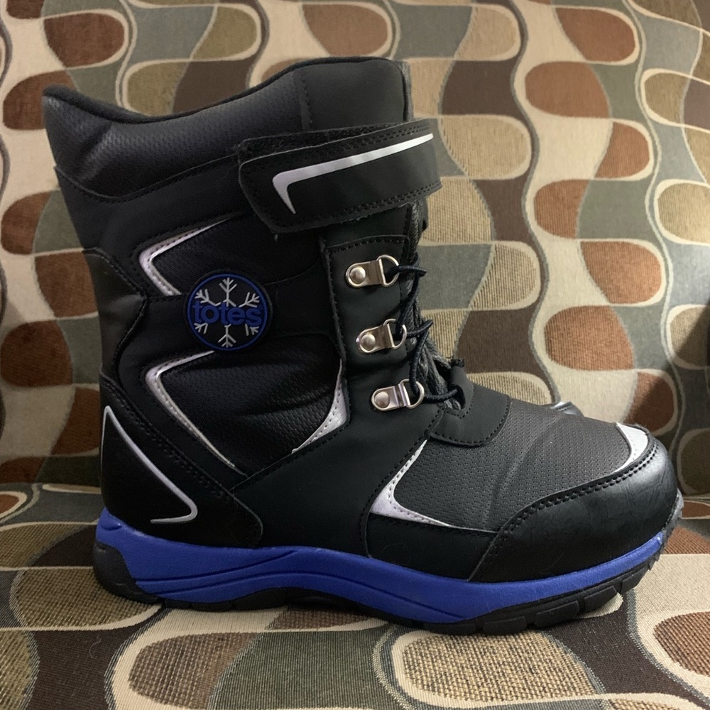 Totes boys winter boot size 6 Youth worn once in snow